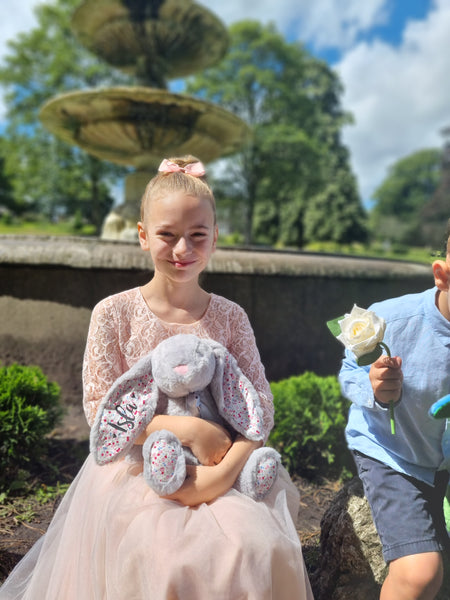 Conejito de boda personalizado para niñas de flores