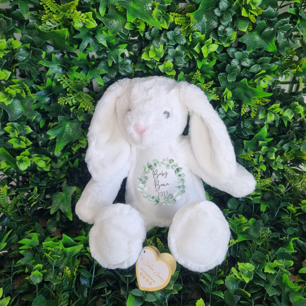 带桉树花环的新生儿个性化白色兔子