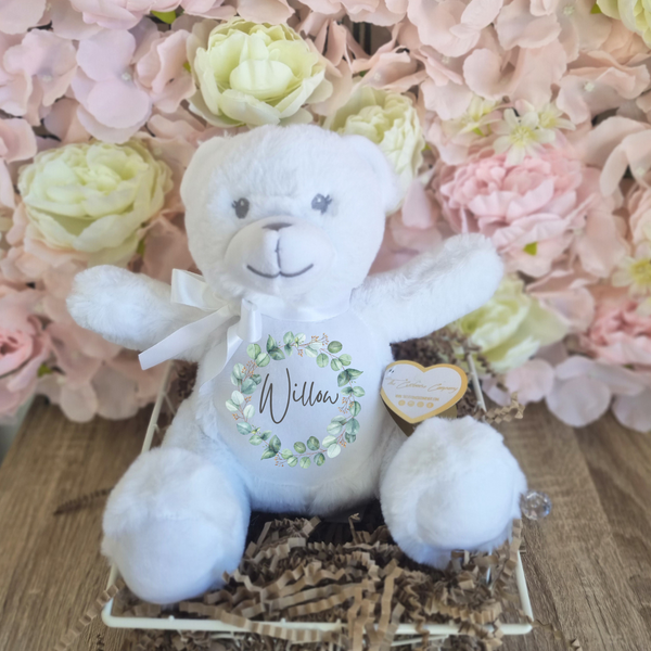 新生儿个性化白色泰迪熊，带桉树花环