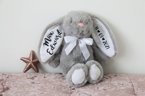 个性化婴儿套装：剪贴簿、相框和兔子毛绒玩具