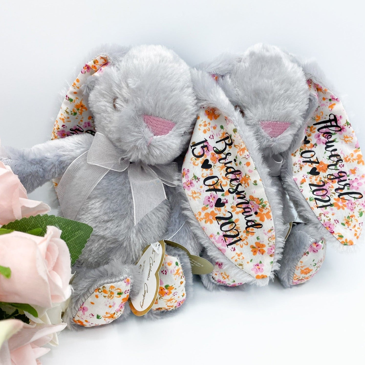 Conejito de orejas florales grises personalizado para regalos de dama de honor